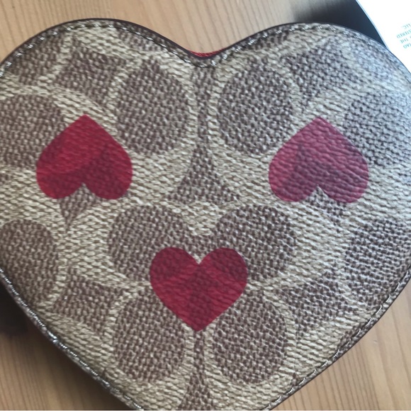 ❤️ Coach Heart Wristlet In Signature Canvas With Heart Print - Picture 10 of 12